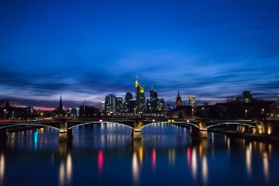 IMG_5380-4 Frankfurter Skyline mit Ignatz-Bubis-Brücke