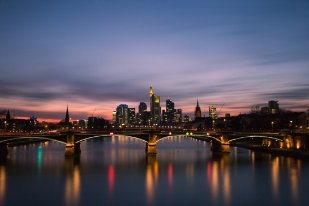 IMG_5379-2 Frankfurter Skyline mit Ignatz-Bubis-Brücke